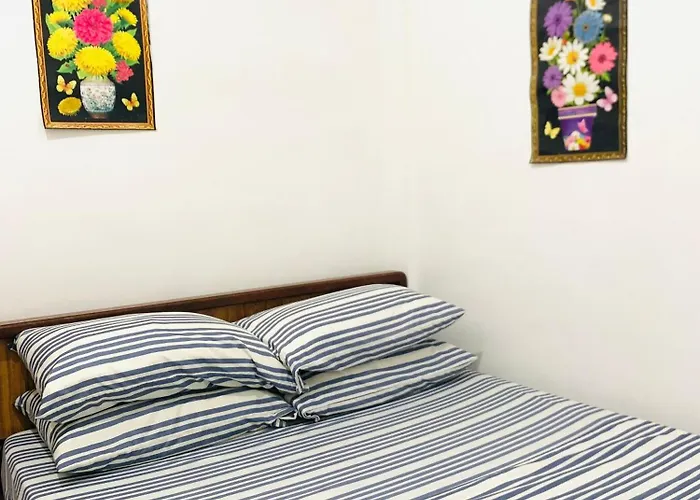 Queen\'S Room Rental 2